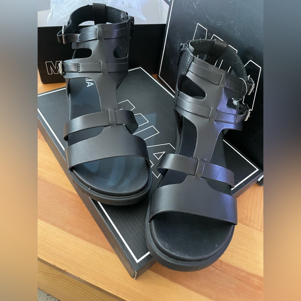 MIA KAYDE black sandals 9”